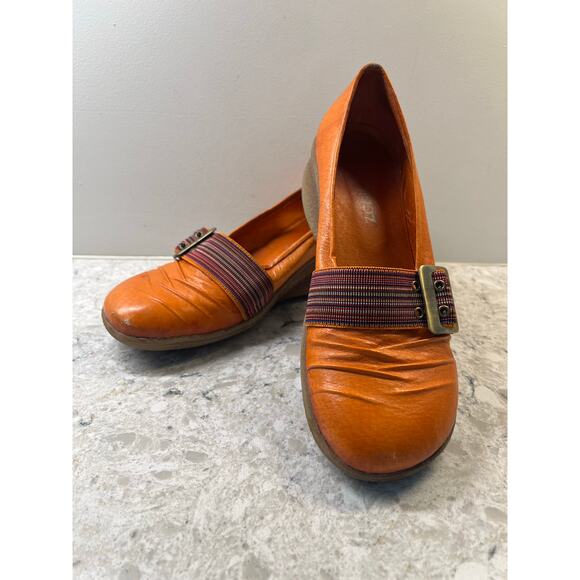 Miz Mooz Casual Leather Flats Shoes Orange w Fabric Buckle Detail Size 39 (8.5) - Picture 1 of 9